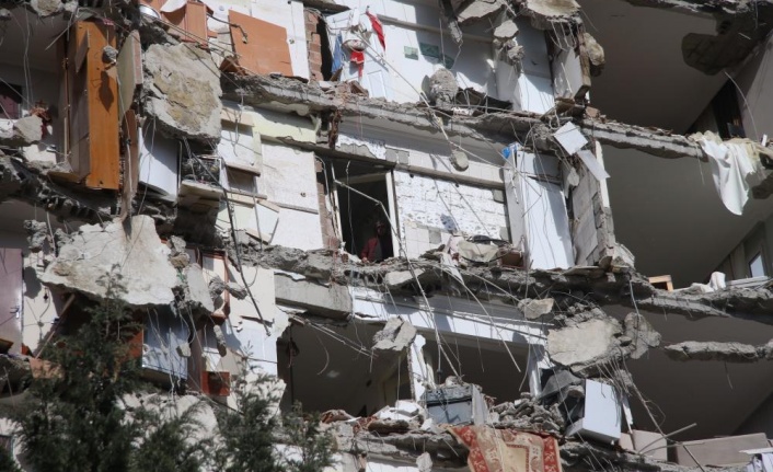 Adana'da artçı depremde mahsur kalan 4 kişi kurtarıldı