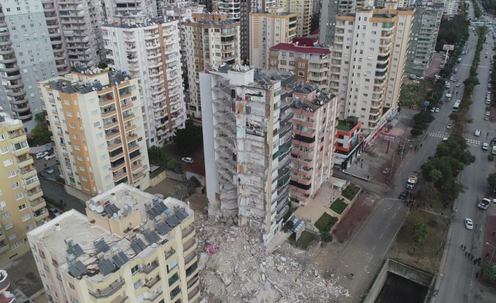 Renovatie Voorvoegsel Tientallen Adana'da artçı depremde yıkılan Kubilay Apartmanı havadan görüntülendi |  VİDEO HABER