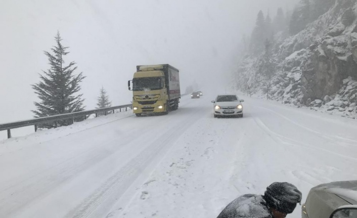 Antalya Alacabel'de kar ve tipi etkili oluyor | VİDEO HABER