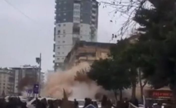 Gaziantap'te binanın yerle bir olduğu anlar ve yaşanan panik kamerada | VİDEO HABER