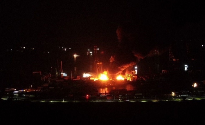 İskenderun’da limanda deprem sonrası başlayan yangın devam ediyor