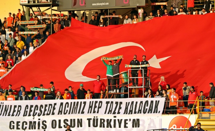 Yardım maçında kazanan Türkiye | Alanyaspor 2 - 4 Galatasaray