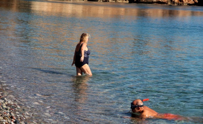 Yurt genelinde soğuk hava etkili olurken, Antalya'da deniz keyfi