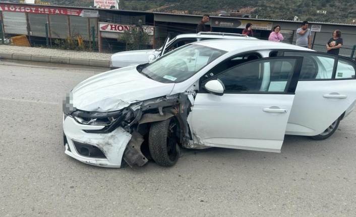 Alanya'nın komşusunda  iki otomobil çarpıştı: 2 yaralı
