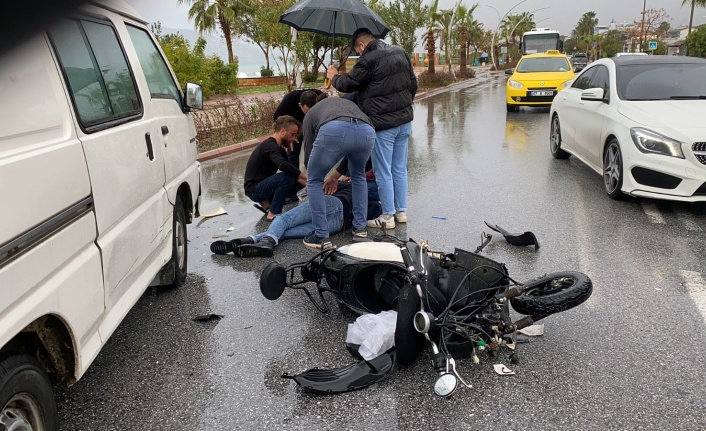 Alanya’da yaralanan sürücü şemsiye ile korundu