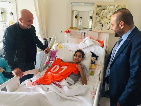 Alanyaspor Başkanı Çavuşoğlu’ndan depremzede Verde Arslan’a moral ziyareti