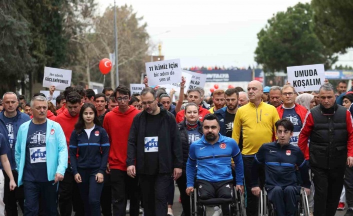 Bakan Kasapoğlu, 18. Antalya Maratonu’ndaki farkındalık koşusuna katıldı