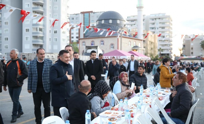 Başkan Yücel Mahmutlar’daki vatandaşlarla iftarda buluştu | FOTO GALERİ
