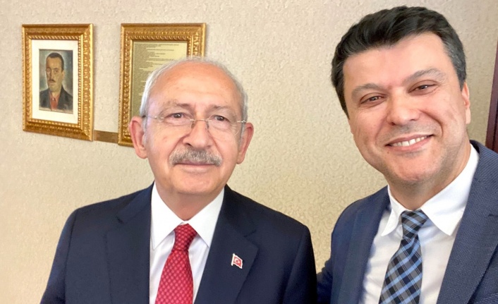 CHP' li Murat Özçelik milletvekili aday adaylığı için başvurusunu yapıyor
