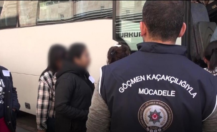 Hamamda kaçak çalışanlara polis baskını