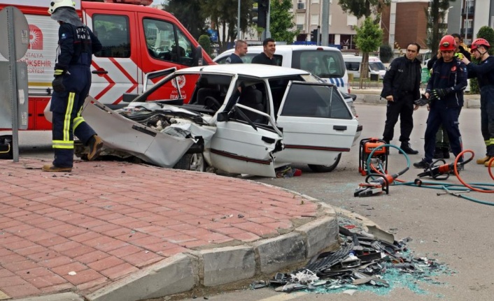 LPG yakıt tankını ön koltuğa kadar getiren kaza: 3 yaralı
