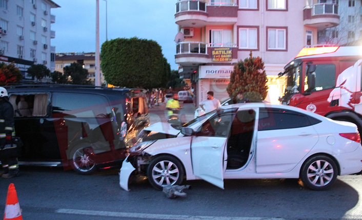 Alanya'da otomobil servis aracına arkadan çarptı: 2 yaralı | VİDEO HABER