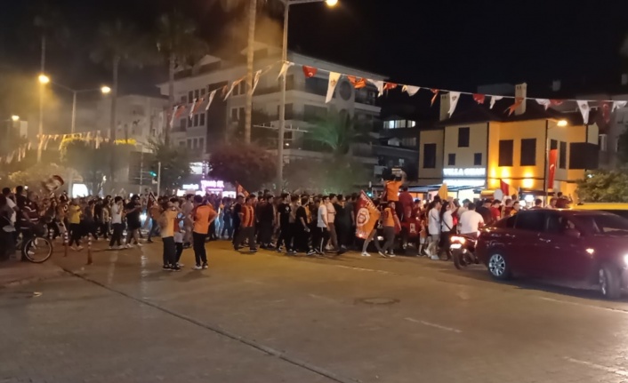 Alanya'da Galatasaray'ın şampiyonluk coşkusu sokaklara taştı | VİDEO HABER