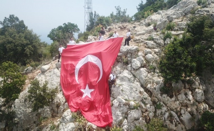 Antalya'da 100 metrelik uçurumda Türk bayrağı astılar