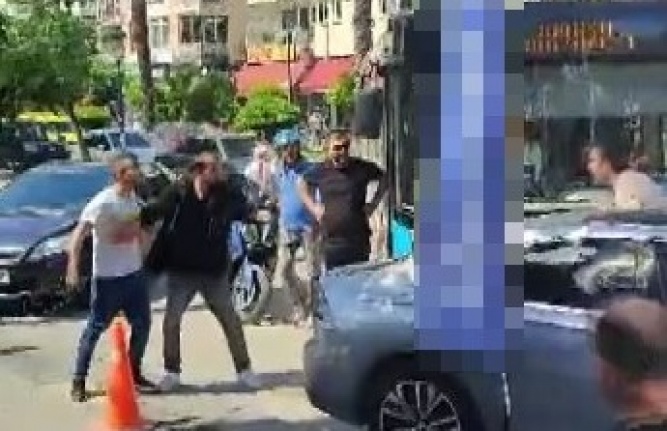 Yolcular, otomobil sürücüsü ile tartışan kadın sürücü için yumruk yumruğa kavga etti