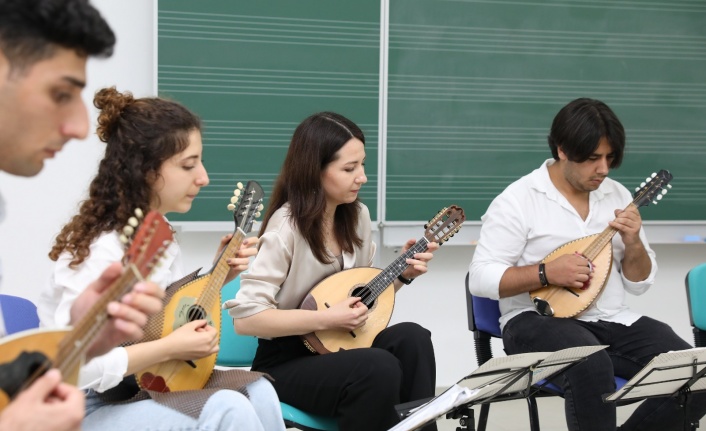 ALKÜ’de mandolin topluluğunun sesi Avrupa’dan duyuldu