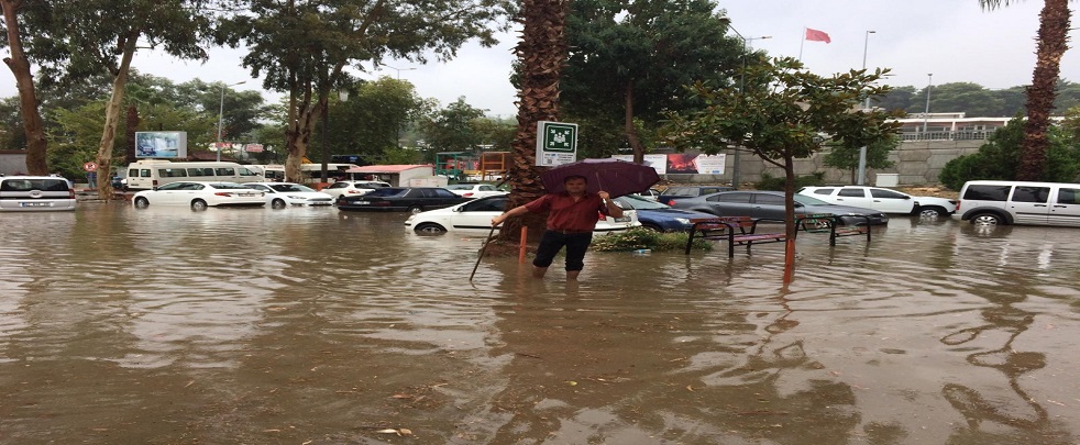 Antalya'nın doğusunda etkili olan yağmur hayatı olumsuz etkiledi