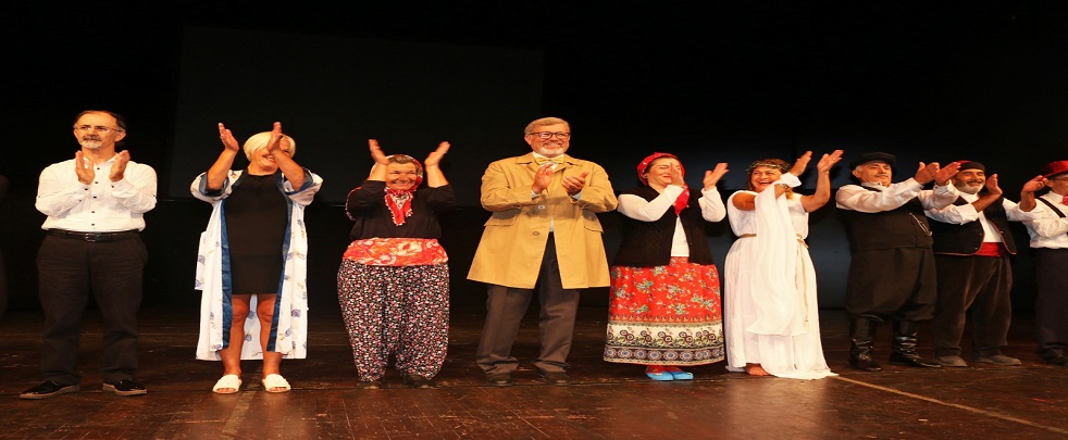 Aktif yaşlılardan tiyatro gösterisi  
