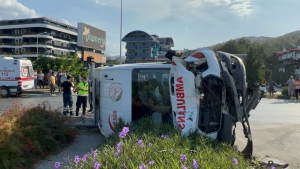 Alanya’da ambulans ile kamyonet çarpıştı: 8 yaralı