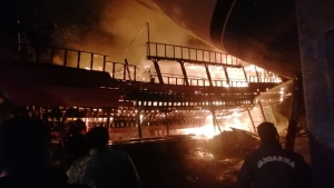 Tamirattaki 26 metrelik tur teknesi alev alev yandı