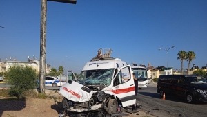  Antalya'da ambulans ile midibüs çarpıştı: 2 yaralı 