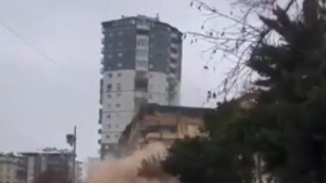Gaziantep'te binanın çökme anı cep telefonu kamerasına yansıdı