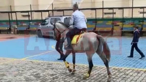 Alanya’da ilginç görüntü! | Vatandaş oy kullanmaya at ile geldi