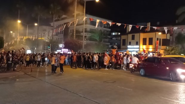 Alanya'da Galatasaray'ın şampiyonluk coşkusu sokaklara taştı
